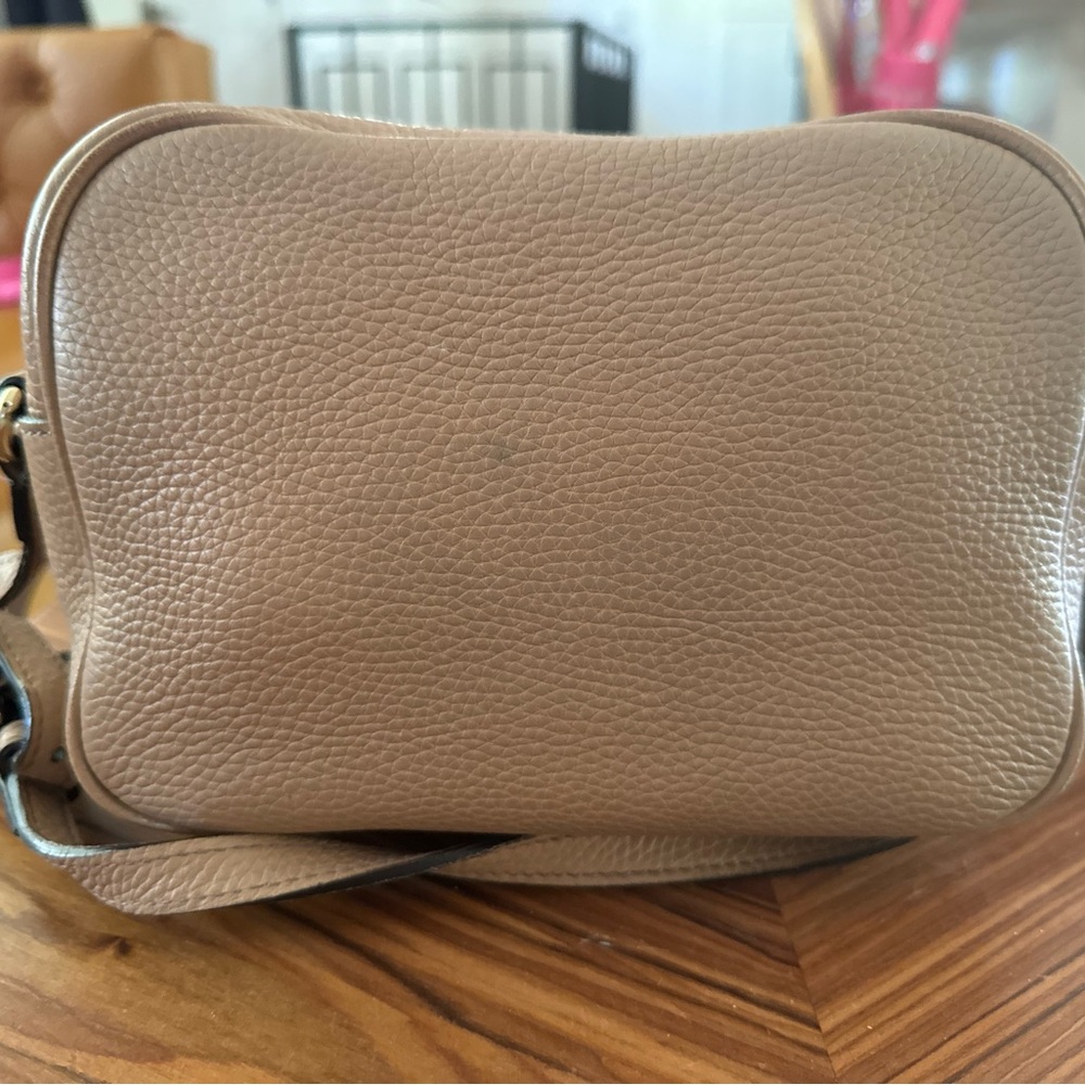Gucci Pebbled Calfskin Small Soho Disco Bag Camelia - Picture 2 of 9
